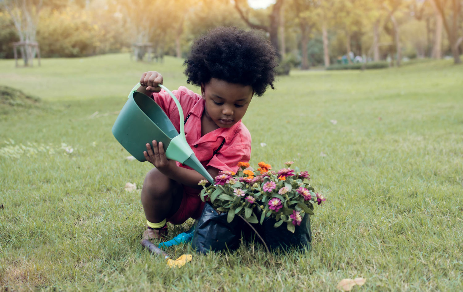 African-American-niño-niño-regando-flores-1500