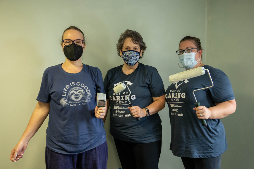 Voluntarios de UVA O'Neil Hall pintan oficinas para el Día del Cuidado. 9.21.21