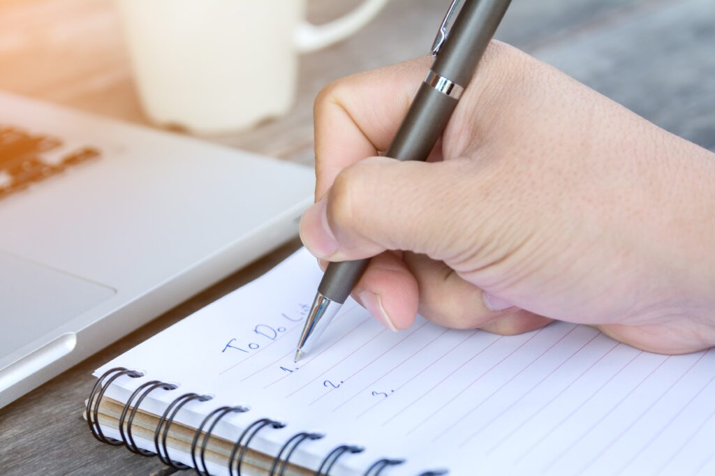escrever à mão a lista de tarefas no caderno